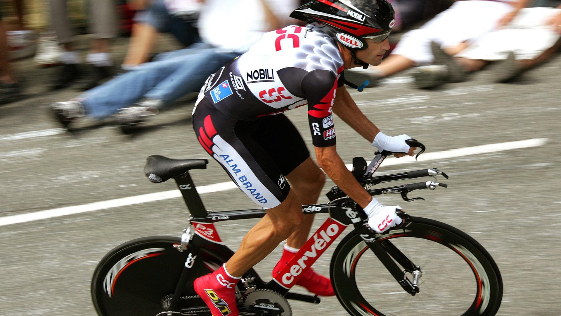 詹姆斯回归赛场,回归赛场首场状态亮眼,美国队观众沸腾!